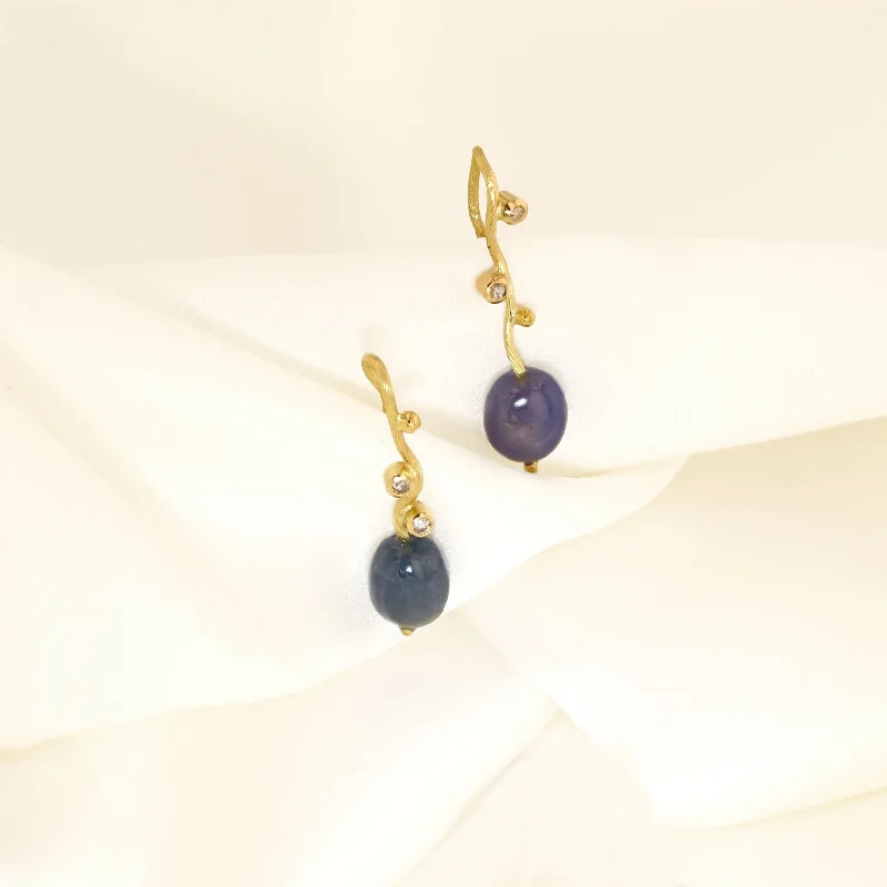 Love Seafire 18K Gold Earrings w. Sapphire