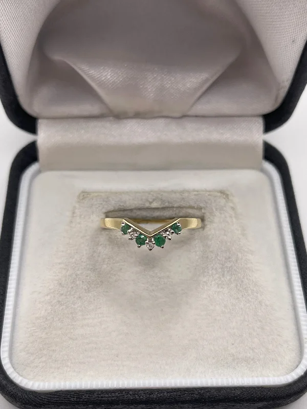 Flat stone rings-9ct gold emerald and diamond ring