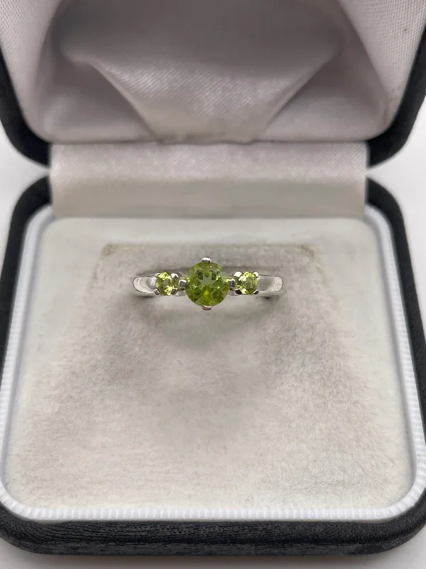 Thin heart rings-Silver peridot ring