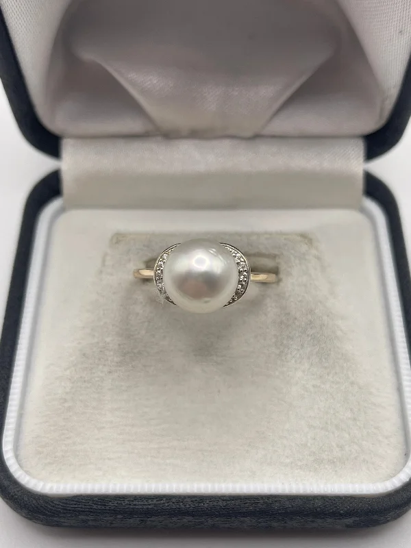 Wide geometric rings-9ct gold pearl and diamond ring