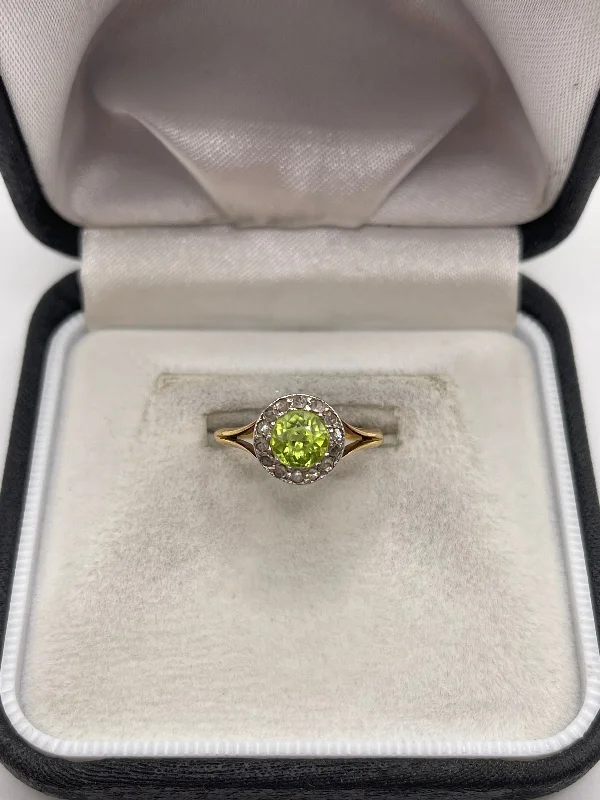 Fold knot rings-18ct gold peridot and diamond ring