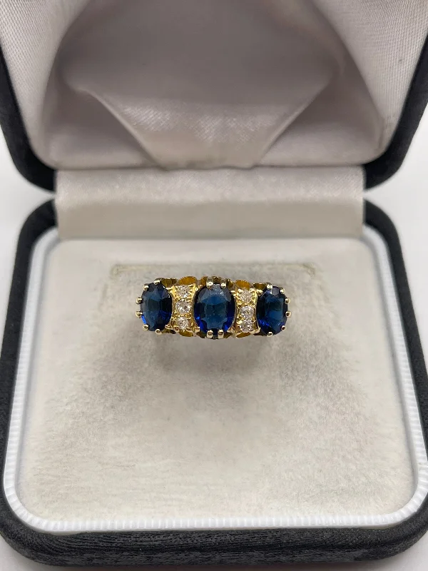 Hand-shiny rings-Antique 18ct gold sapphire and diamond ring