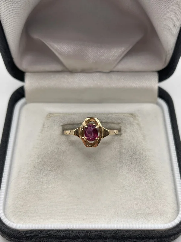 Quirky rings-14ct gold ruby ring