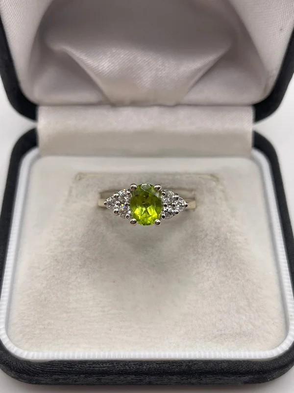 Bright crystal rings-14ct gold peridot and diamond ring